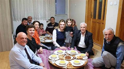 Mustafa Bozbey သည် Aydin မိသားစု၏ iftar စားပွဲ၌ ဧည့်သည်တစ်ဦးဖြစ်သည်။